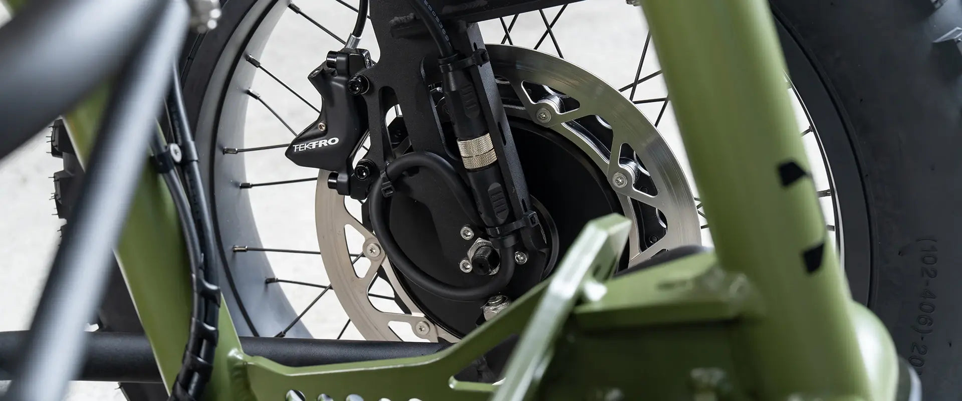 Detailaufnahme der robusten Reifen und Bremsen des Exoquad V2