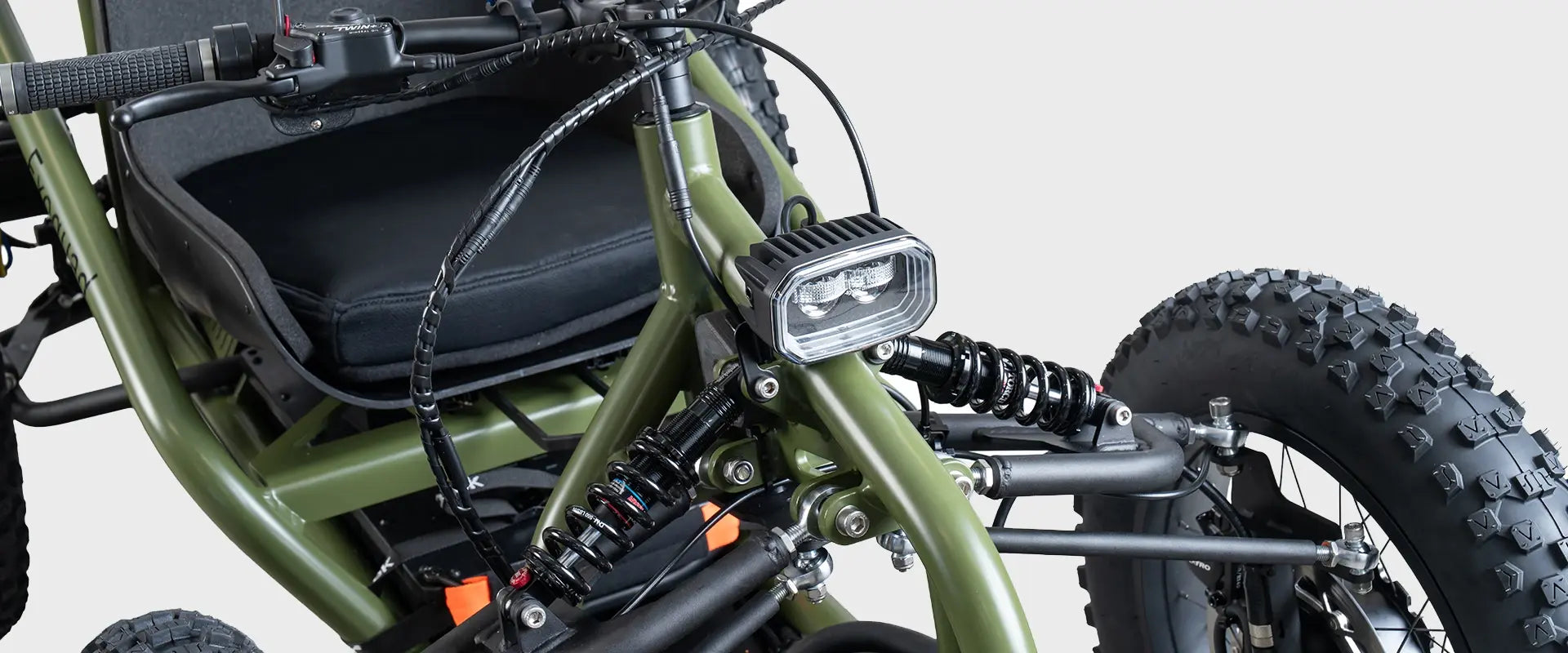 Detailaufnahme von Sitz, Fahrwerk und Reifen des Exoquad V2